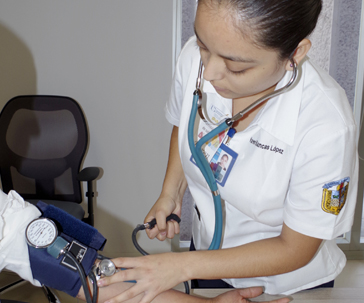 Estudiantes UG realizan valoraciones médicas gratuitas en el marco del Día Mundial del Corazón